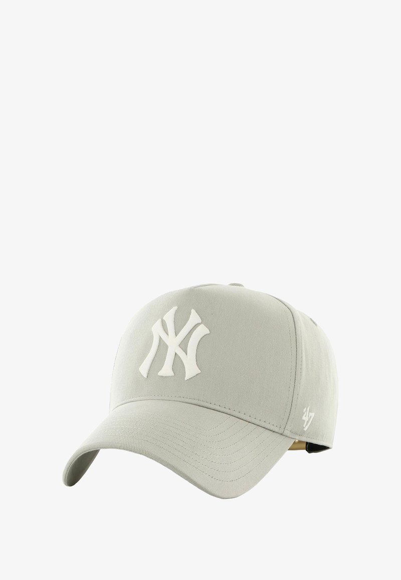 Gorra de béisbol gris claro con visera curva, que presenta un destacado logo bordado en blanco de NY en la parte frontal y un pequeño logo en el costado.