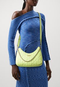 Guess ASSIA TOP ZIP SHOULDER BAG - Kézitáska - chartreuse