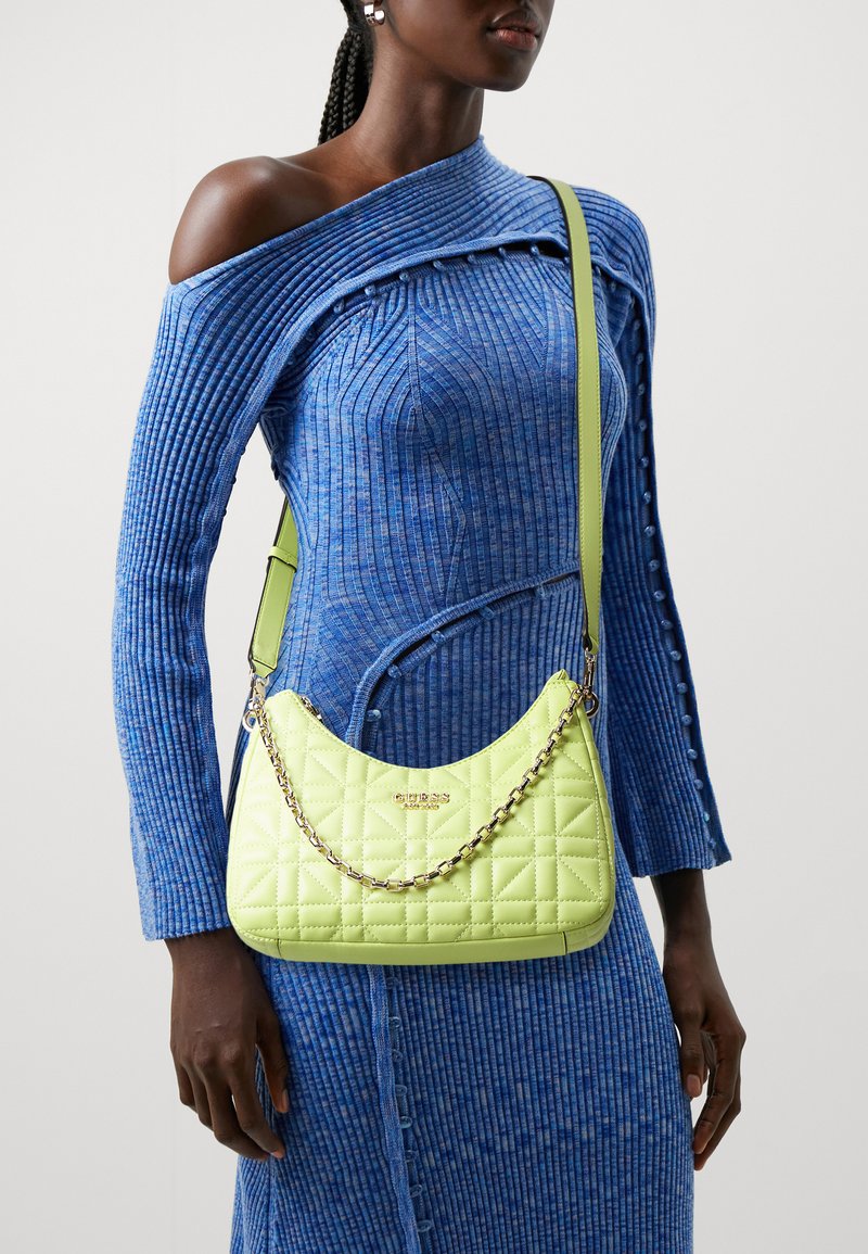 Guess ASSIA TOP ZIP SHOULDER BAG - Kézitáska - chartreuse