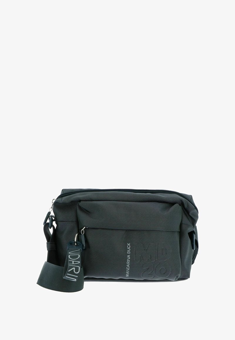 Sac bandoulière noir en tissu texturé. Comprend une fermeture éclair, une sangle ajustable et un logo embossé sur le devant.