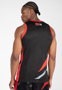 Schwarzes und rotes Sporttanktop mit rundem Ausschnitt, versehen mit grauen Akzenten und einem Logo auf der Rückseite. Glattes Material mit sportlichem Schnitt.