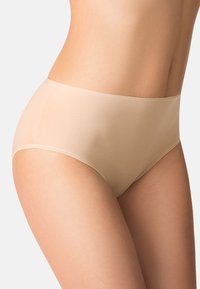 Culotte taille haute beige en tissu doux et extensible, avec des bords sans couture et une texture lisse, idéale pour un port discret.
