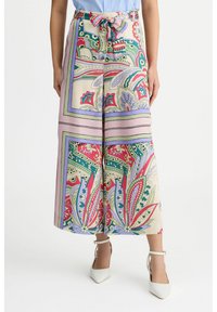 Pantalons larges à motifs en crème, avec des motifs floraux et paisley en rouge, vert et bleu ; détail de taille nouée ; tissu lisse.