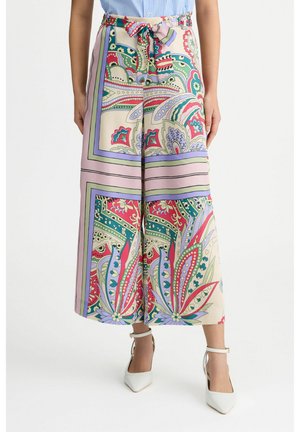 Pantaloni a gamba larga patternati in crema, con disegni floreali e paisley in rosso, verde e blu; dettaglio in vita con fiocco; tessuto morbido.