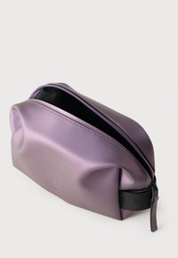 Μωβ ματ νεσεσέρ με φερμουάρ, μαύρο εσωτερικό και μαύρη πλαϊνή λαβή σε λευκό φόντο.