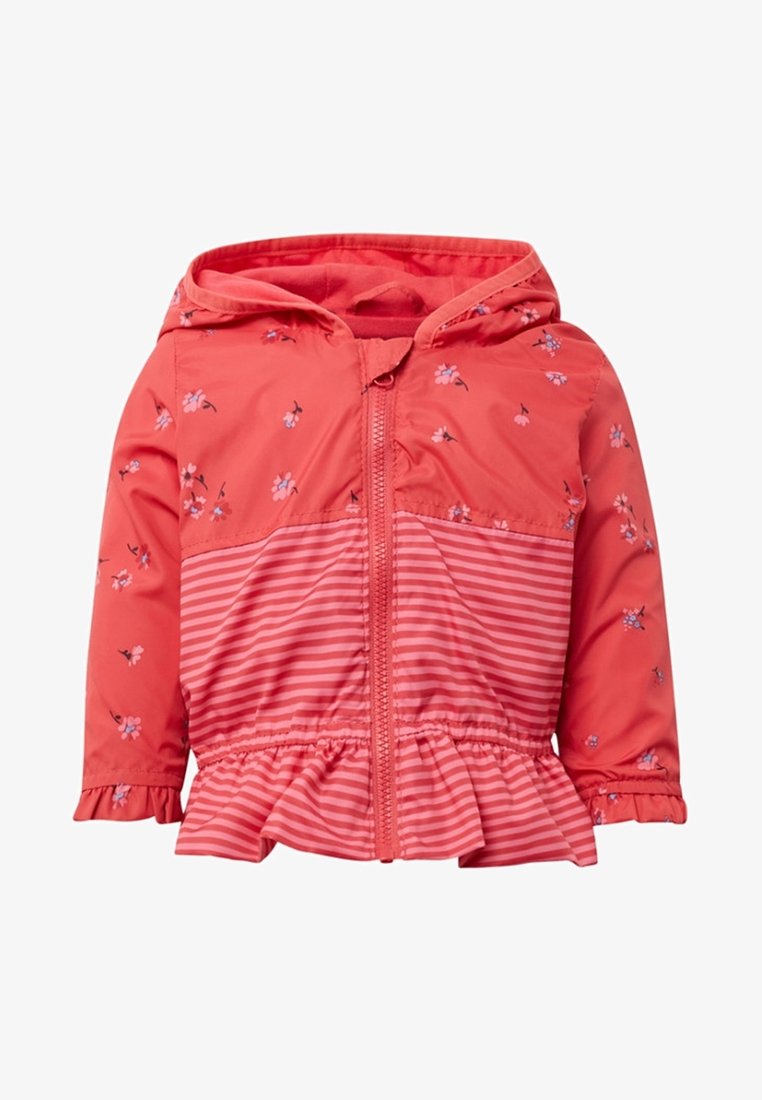 Chaqueta para niño pequeño en color coral, con capucha, cremallera frontal, estampado floral en la parte superior y las mangas, sección inferior a rayas y dobladillo y puños con volantes.