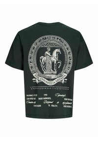 Tamsiai žalia medvilninė marškinėliai su baltu grafinio spaudiniu, kuriame pavaizduotas raitelis apskritimo dizaine, ir tekstu apatinėje dalyje.