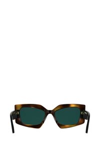 Okulary przeciwsłoneczne z ciemnozielonymi soczewkami, brązowymi prostokątnymi oprawkami w stylu żółwia oraz smukłymi czarnymi zausznikami. Charakterystyczny geometryczny design.