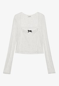 Witte kant lange mouwen top met een vierkante halslijn, gerimpelde rand en een zwarte strikaccent in het midden. Zachte, delicate textuur.