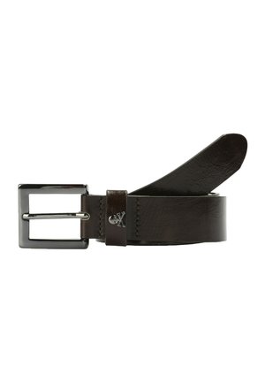 Cintura in pelle marrone con una fibbia in metallo argentato lucido, caratterizzata da una finitura testurizzata e un piccolo accento a forma di teschio vicino al passante.