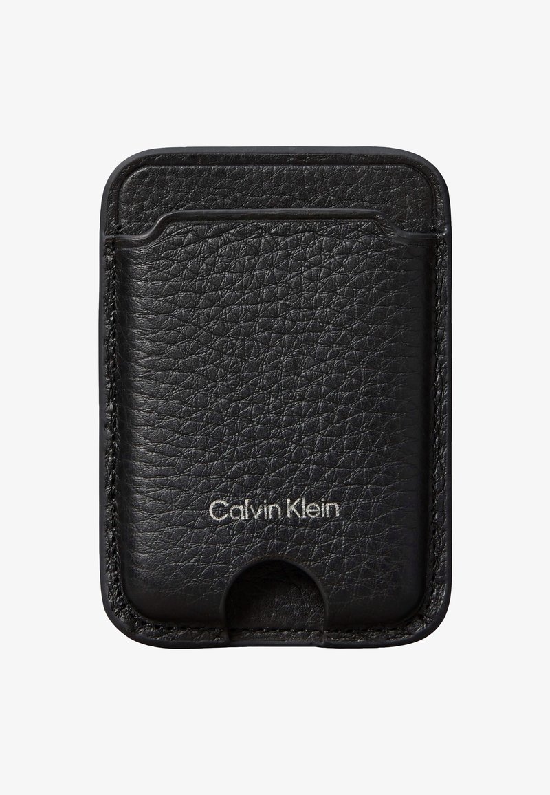 Μαύρο δερμάτινο θήκη καρτών με υφή, ραμμένες άκρες, μια μπροστινή θήκη και το λογότυπο "Calvin Klein" αποτυπωμένο σε ασημί στο κέντρο του κάτω μέρους.