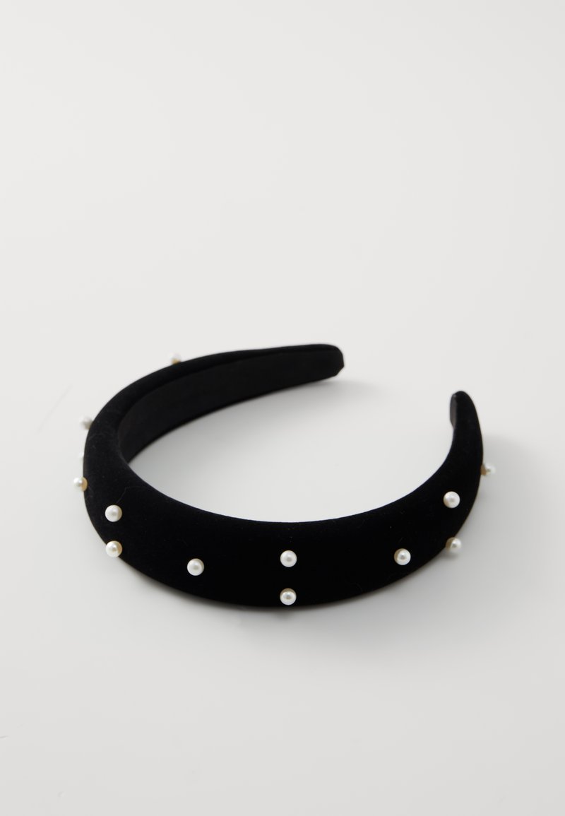 Schwarzes Samt-Haarband mit kleinen weißen Perlen, die gleichmäßig entlang der Außenseite verteilt sind. Glatte Textur mit rundem Design.