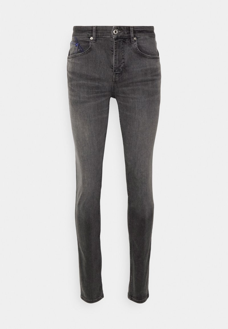 Vaqueros de mezclilla gris con un corte ajustado, que cuentan con bolsillos delanteros, cremallera y un detalle azul único en el bolsillo pequeño. Textura suave.