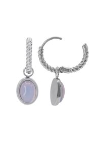 Boucles d'oreilles en argent en forme de créoles avec une texture torsadée et des gemmes ovales iridescentes. Surface lisse, mettant en valeur une teinte rose clair et une finition polie.