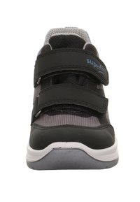 Černá a šedá sportovní obuv s suchými zipy, síťovinovým svrškem, pevným gumovým podešví a bílými akcenty, s kulatou špicí a polstrovaným designem.