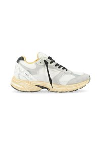 Sneakers grigio chiaro realizzati in mesh e suede. Lacci e dettagli neri, sole color crema, punta tonda e dettagli testurizzati sul tallone.