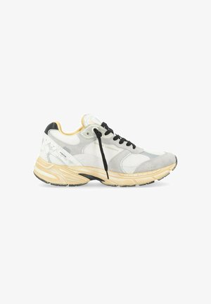 Sneakers grigio chiaro realizzati in mesh e suede. Lacci e dettagli neri, sole color crema, punta tonda e dettagli testurizzati sul tallone.