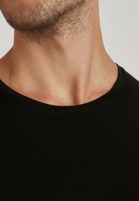 FALKE DAILY CLIMAWOOL CREW NECK - Undershirt - black