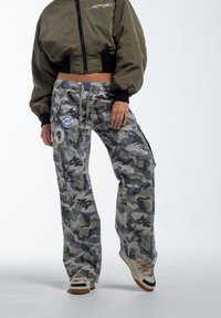 Ed Hardy NYC BADGE  - Reisitaskuhousut - camo