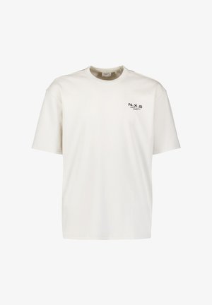 Witte T-shirt met korte mouwen, ronde hals en kleine tekst "N.X.S Comfort at Every Moment" op de linkerborst.