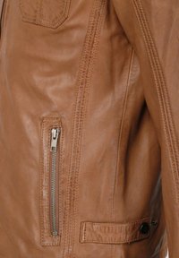 Braune Lederjacke mit einer Reißverschlusstasche, gesteppten Akzenten und einem Druckknopfdetail am Bündchen. Glatte Textur und taillierter Schnitt.