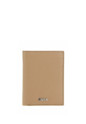 Portefeuille en cuir beige texturé avec une couture soignée et un petit logo argenté "BOSS" au centre avant en bas.
