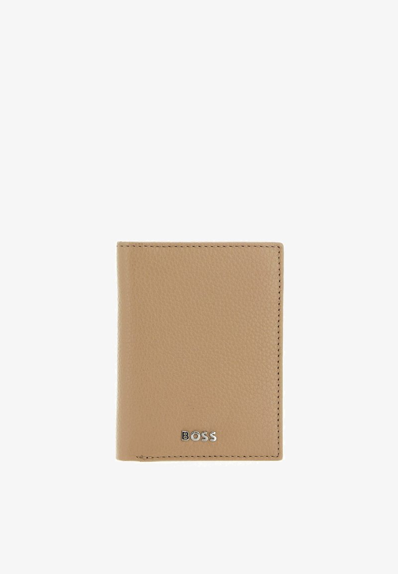 Portefeuille en cuir beige texturé avec une couture soignée et un petit logo argenté "BOSS" au centre avant en bas.