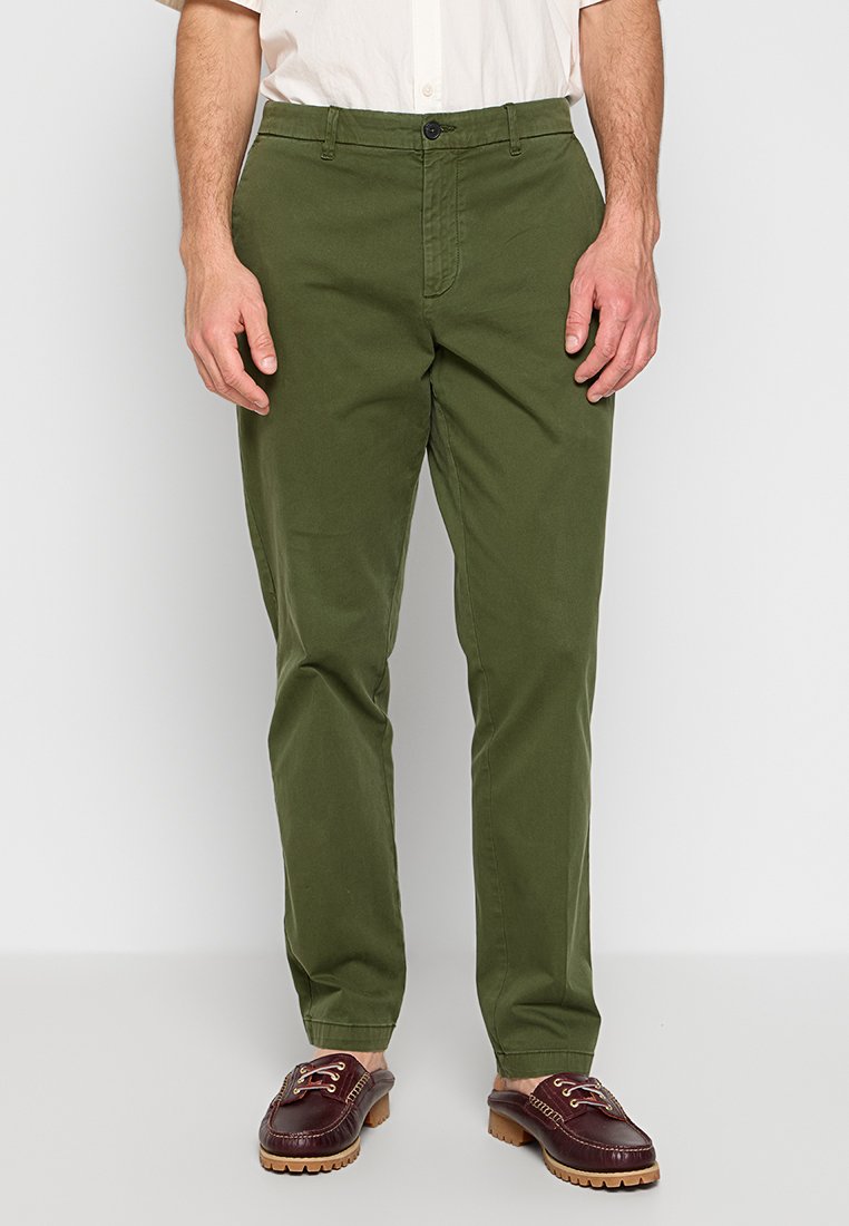 Chinos verdi con un design a gamba dritta, realizzati in cotone, con una parte anteriore piatta, tasche laterali e chiusura con bottone.