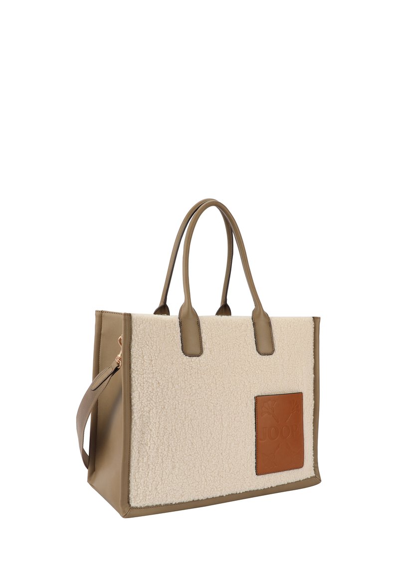 Beige Einkaufstasche mit einer weichen, strukturierten Cremefläche. Verfügt über Lederakzente, doppelte Tragehenkel und ein braunes, geprägtes Logo-Patch.