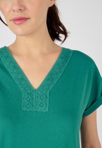 Majestic Filatures | T-shirt bianca scollo a V maniche corte