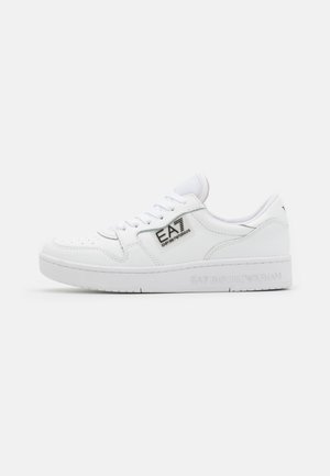 Sneaker bianca low-top con chiusura frontale con lacci, logo EA7 Emporio Armani sul lato e marchio in rilievo sulla suola.