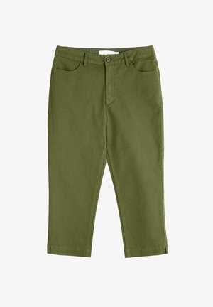 Alyvuogių žalios spalvos medvilninės kelnės su tiesiomis kojomis, turinčios dvi priekinės kišenes, mygtuko užsegimą ir trumpesnį ilgį ties kulkšnimis.