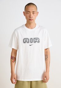 Nike Sportswear AIR GRAPHIC TEE - Marškinėliai su spaudiniu - white/(black)
