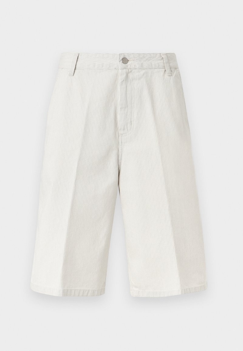 Pantaloncini beige chiaro lunghezza al ginocchio con sottili righe verticali, passanti per cintura, chiusura anteriore con bottone e cerniera.