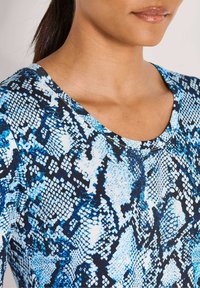 Oben mit blauem und schwarzem Schlangenprint, runder Ausschnitt, aus glattem, strukturiertem Stoff und figurbetontem Design.