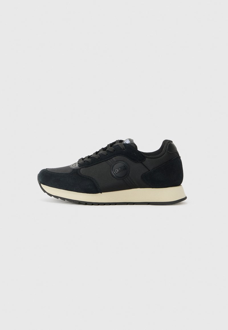Schwarze Sneaker aus einer Mischung aus Wildleder und Nylon, mit runden Schnürsenkeln, einer strukturierten Sohle und einem Logodetail an der Seite.