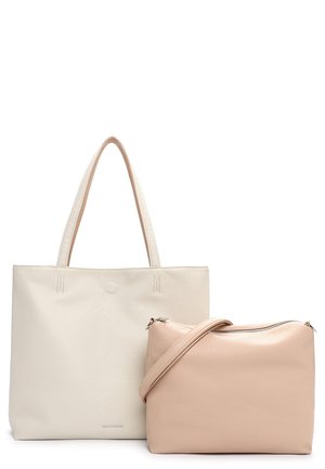 Dvě hladké kožené tašky: velká krémově bílá taška přes rameno s popruhy a menší růžová crossbody taška se zipem a nastavitelným popruhem.