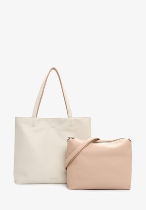 Dos bolsos de cuero liso: un gran bolso tote color blanco hueso con asas para el hombro y un bolso cruzado más pequeño en tono rosa pálido con cremallera y correa ajustable.