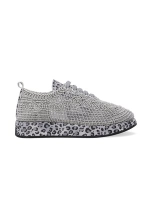 Graue gestrickte Sneakers mit spiralförmigem Muster oben und einer Sohle im Leopardenmuster. Mit runder Zehenpartie und grauen Schnürsenkeln. Leichtes Design.