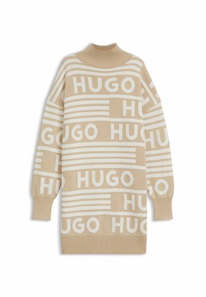 Beige striktrøje med hvidt "HUGO" logo mønster, høj krave og løs pasform, med ribbede manchetter og kant.