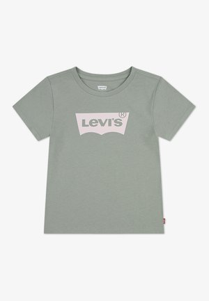 Grønn bomulls-T-skjorte med korte ermer, med en lys rosa Levi's-logo i et skjolddesign på forsiden. Klassisk rund hals.