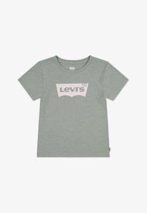 Tricou verde din bumbac cu mâneci scurte, prezentând un logo Levi's roz pal într-un design de scut pe partea din față. Guler rotund clasic.