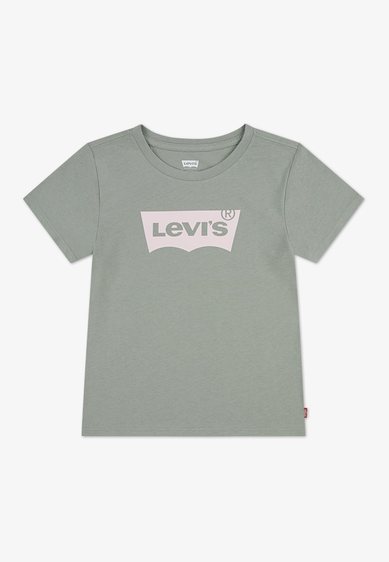 Grønn bomulls-T-skjorte med korte ermer, med en lys rosa Levi's-logo i et skjolddesign på forsiden. Klassisk rund hals.