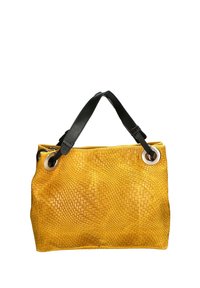 Borsa a tracolla gialla intrecciata con manici in pelle nera, accessori in metallo argentato e superficie testurizzata. Forma grande e rettangolare.