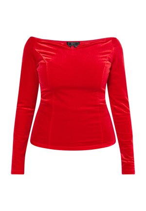 Rød fløjl langærmet top med off-shoulder design, tætsiddende pasform, glat tekstur og let glans. Ingen synlig hardware.