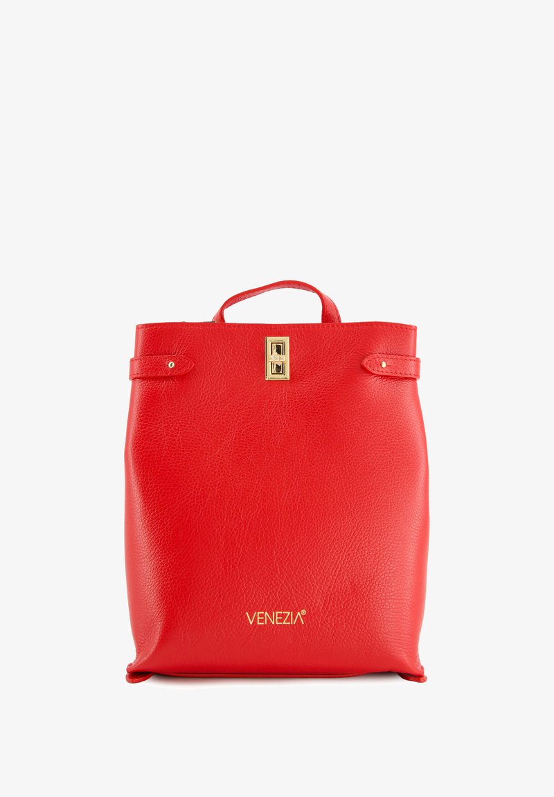Sac fourre-tout en cuir rouge avec une finition texturée, présentant une poignée supérieure, un fermoir en métal doré et le logo "VENEZIA" en doré au bas.
