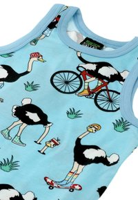 Jasnoniebieska koszulka na ramiączkach z fantazyjnym nadrukiem strusia wykonującym różne czynności, z kontrastującymi czarno-białymi wzorami i kolorowymi akcentami.