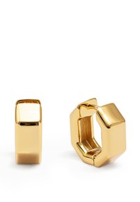 Pendientes de aro de metal dorado con un diseño geométrico. Un pendiente es rectangular, mientras que el otro es hexagonal con un acabado pulido.