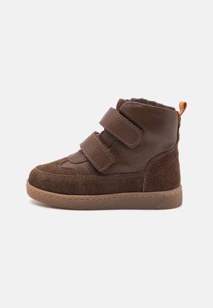 Brun højtop børnesneaker med to justerbare velcro stropper, tekstureret læder og ruskindspaneler samt en trække-flig ved hælen.