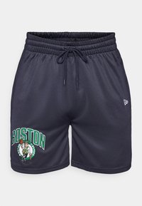 Marineblå mesh sports shorts med elastisk talje og snøre. Har "BOSTON" og Celtics-logo i grøn og hvid broderi.